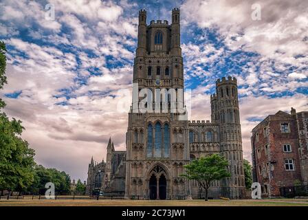 L'avant ouest (entrée principale) de la cathédrale d'Ely avec des nuages et des arbres épars Banque D'Images