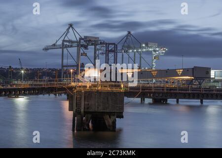 Ringaskiddy, Cork, Irlande. 14 juillet 2020. Dawn brise une section du nouveau terminal pour conteneurs de 80 millions d'euros du port de Cork à Ringaskiddy, Co. Cork, Irlande. - Credit; David Creedon /Alay Live News Banque D'Images