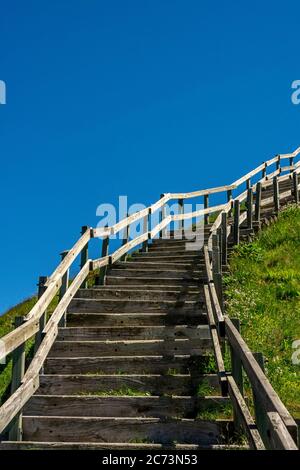 Escalier en bois sur un ciel bleu Banque D'Images