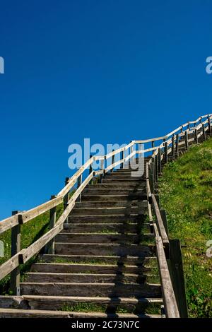 Escalier en bois sur un ciel bleu Banque D'Images