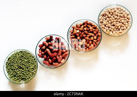 Collection de légumineuses (pois chiches, pois verts, lentilles roses, lentilles indiennes, haricots rouges, haricots verts, rein rouge) isolées sur fond blanc. Banque D'Images