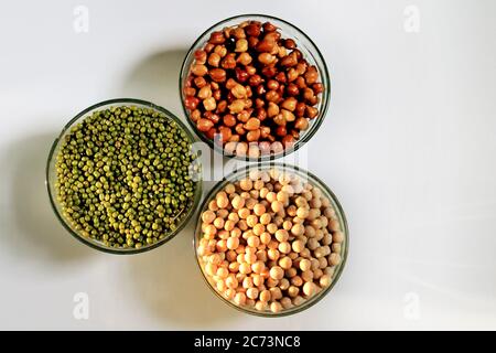 Collection de légumineuses (pois chiches, pois verts, lentilles roses, lentilles indiennes, haricots rouges, haricots verts, rein rouge) isolées sur fond blanc. Banque D'Images