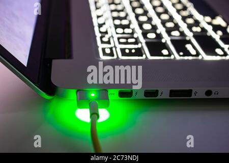 Calgary, Alberta. Canada. 14 juillet 2020. Gros plan de la charge de l'ordinateur MacBook pendant la nuit vue latérale du port d'alimentation MagSafe 2 Banque D'Images