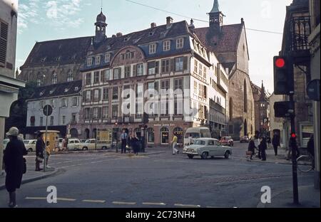 Une scène de rue à Colmar, Alsace, France en 1968. Cette vue est sur la place Jeanne d'Arc en regardant se depuis la rue Vauban. En arrière-plan se trouve l'église d'Eglise St Matthieu. Aujourd'hui, une partie de cette zone est piétonne. Colmar est une ville située dans le département du Haut-Rhin et la région Grand-est de la France. C'est la troisième plus grande ville d'Alsace après Strasbourg et Mulhouse. Il est renommé pour sa vieille ville bien préservée, son architecture et ses musées. Colmar est connu comme la « capitale du vin alsacien ». Banque D'Images