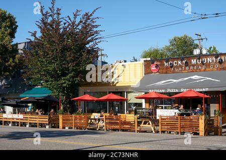 Vancouver, Canada. 13 juillet 2020. Les restaurants de main Street élargissent les espaces de détente sur les rues afin d'accueillir davantage de repas en plein air pendant la pandémie mondiale COVID-19. Banque D'Images