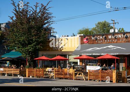 Vancouver, Canada. 13 juillet 2020. Les restaurants de main Street élargissent les espaces de détente sur les rues afin d'accueillir davantage de repas en plein air pendant la pandémie mondiale COVID-19. Banque D'Images