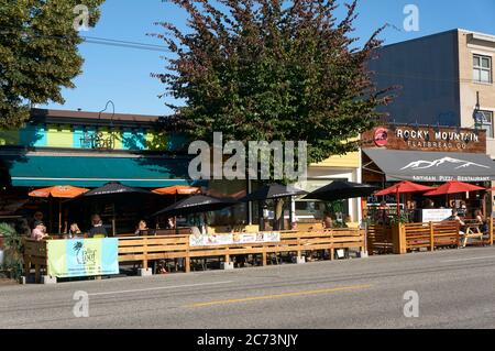 Vancouver, Canada. 13 juillet 2020. Les restaurants de main Street élargissent les espaces de détente sur les rues afin d'accueillir davantage de repas en plein air pendant la pandémie mondiale COVID-19. Banque D'Images