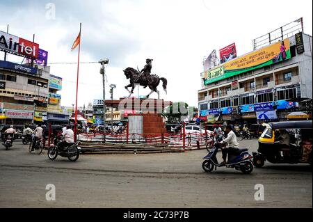 Carrefour de Panjarpola et circulation et statue de Maratha King Shivaji Raje dans la ville de Solapur état Maharashtra Inde asie Banque D'Images