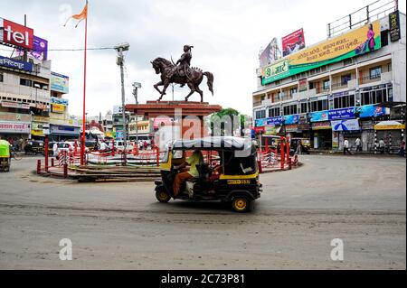 Carrefour de Panjarpola et circulation et statue de Maratha King Shivaji Raje dans la ville de Solapur état Maharashtra Inde asie Banque D'Images