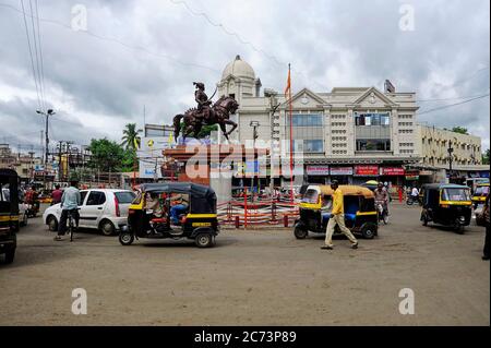 Carrefour de Panjarpola et circulation et statue de Maratha King Shivaji Raje dans la ville de Solapur état Maharashtra Inde asie Banque D'Images