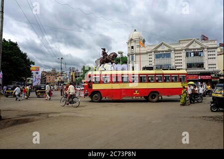 Carrefour de Panjarpola et circulation et statue de Maratha King Shivaji Raje dans la ville de Solapur état Maharashtra Inde Banque D'Images