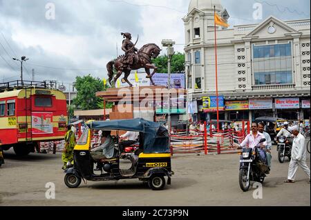 Carrefour de Panjarpola et circulation et statue de Maratha King Shivaji Raje dans la ville de Solapur état Maharashtra Inde asie Banque D'Images