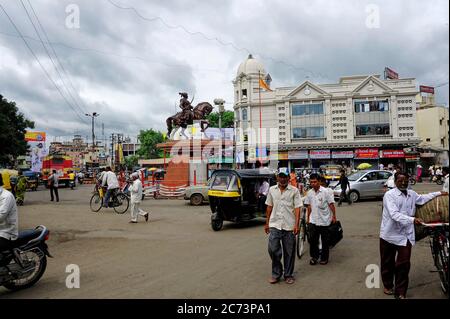 Carrefour de Panjarpola et circulation et statue de Maratha King Shivaji Raje dans la ville de Solapur état Maharashtra Inde asie Banque D'Images