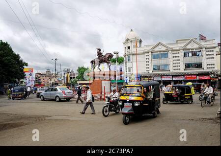Carrefour de Panjarpola et circulation et statue de Maratha King Shivaji Raje dans la ville de Solapur état Maharashtra Inde asie Banque D'Images