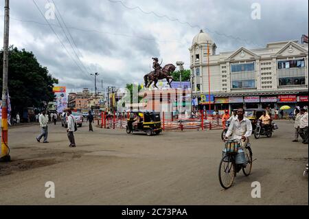 Carrefour de Panjarpola et circulation et statue de Maratha King Shivaji Raje dans la ville de Solapur état Maharashtra Inde asie Banque D'Images
