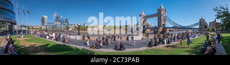 Londres, Royaume-Uni. Vers août 2019.vue panoramique sur le pont de la Tour au-dessus de la Tamise par une journée ensoleillée avec les touristes. Centre financier de la ville de sk Banque D'Images