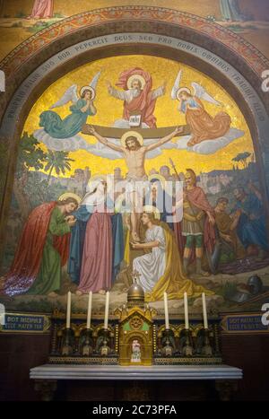 AVR 28. 2014 Lourdes France Dieu lui a donné tout pour nous. Des peintures murales monumentales en mosaïque ornent l'intérieur de la basilique Rosaire. Banque D'Images