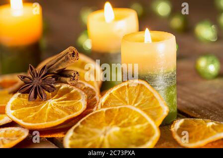 Décoration de Noël - bougies, épices et tranches d'orange pour le troisième dimanche de l'Avent Banque D'Images