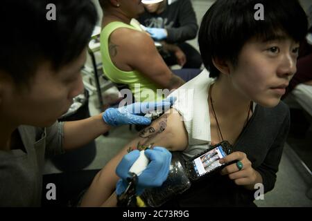 Ce qui se passe dans Tattoo World, un salon de tatouage à Sydney en Australie. Banque D'Images