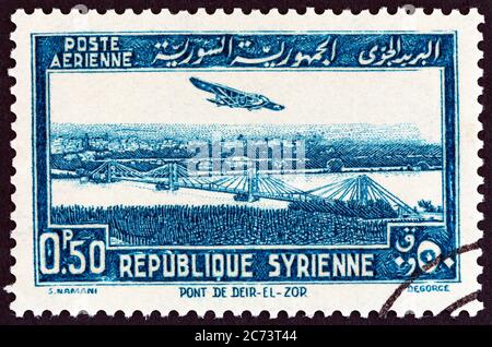 SYRIE - VERS 1940 : un timbre imprimé en Syrie montre le pont Deir ez-Zor, vers 1940. Banque D'Images