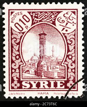 SYRIE - VERS 1930 : un timbre imprimé en Syrie montre Hama, vers 1930. Banque D'Images