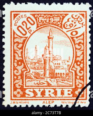 SYRIE - VERS 1930 : un timbre imprimé en Syrie montre Alep, vers 1930. Banque D'Images