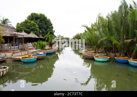 La visite unique et traditionnelle du coracle dans le village de la forêt de noix de coco de Bay Mau, Vietnam Banque D'Images