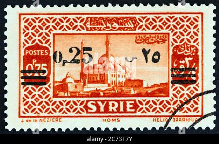 SYRIE - VERS 1938 : un timbre imprimé en Syrie montre Homs, vers 1938. Banque D'Images