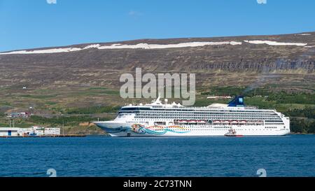 Akureyni, Islande - août 2019 : la croisière de luxe Norwegian Spirit en quittant le port d'Akureyni, Islande Banque D'Images