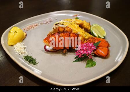 Assiette de homard grillé servie avec du riz à l'ail Banque D'Images