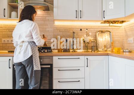 Vue de derrière la cuisine cuisine sur femme Banque D'Images