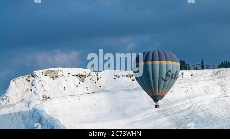 Denizli, Turquie - octobre 2019 : ballons à air chaud survolant la travertine de Pamukkale Banque D'Images
