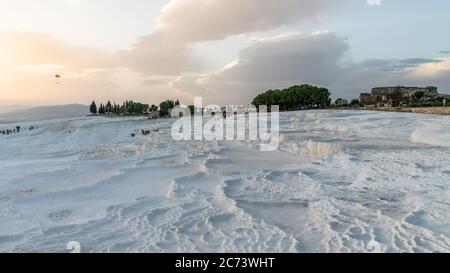 Vue depuis la travertine blanche de Pamukkale à Denizli, Turquie Banque D'Images