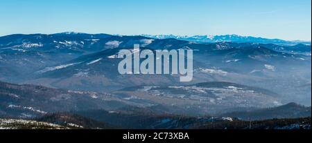 Beskid Zywiecki avec la colline de Pilsko et les montagnes Tatra avec de nombreux sommets de Barania Gora en hiver les montagnes de Beskid Slaski en Pologne Banque D'Images