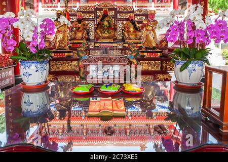 L'offre était sur la table pour les divinités chinoises du temple Wen Wu Banque D'Images