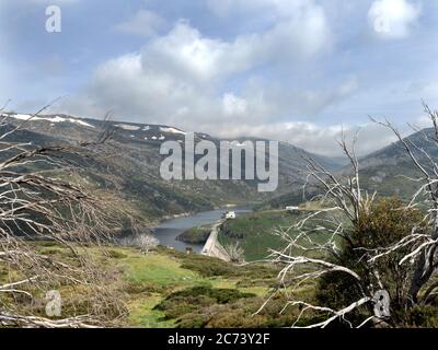 Barrage de Guthée sur la rivière Snowy, parc national de Kosciuszko, Australie Banque D'Images