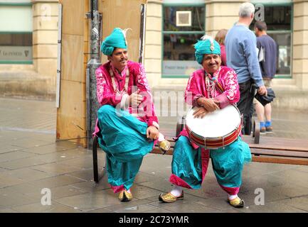 Rajasthan Heritage Brass Band, musiciens indiens costumés divertir les gens sur le festival de la foire de Bedlam, place de Kingsmead, Bath, Angleterre.4 de juin 2017 Banque D'Images