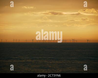 Éoliennes au large de la côte de Thanet au coucher du soleil Banque D'Images