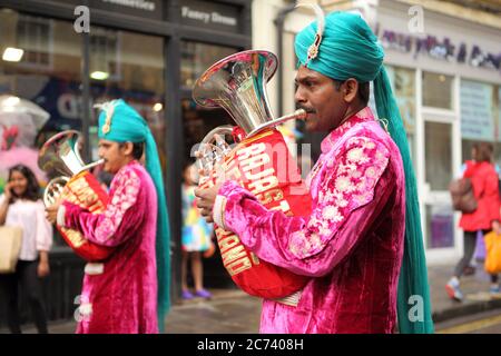 Rajasthan Heritage Brass Band, musiciens indiens costumés divertir les gens sur le festival de la foire de Bedlam, place de Kingsmead, Bath, Angleterre.4 de juin 2017 Banque D'Images