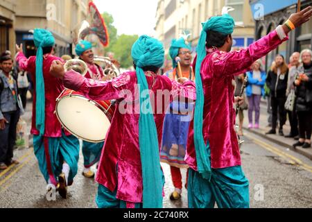 Rajasthan Heritage Brass Band, musiciens indiens costumés divertir les gens sur le festival de la foire de Bedlam, place de Kingsmead, Bath, Angleterre.4 de juin 2017 Banque D'Images