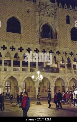 Europe, Italie, Vénétie, Venise. Ville construite sur le lagon de la mer Adriatique. Ville de canaux d'eau au lieu de routes. Capitale de la République Serenissima de Venise. Site classé au patrimoine mondial de l'UNESCO, Palais des Doges la nuit Banque D'Images