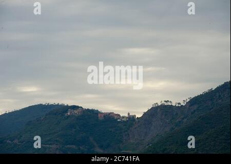 Europe, Italie, Ligurie, Ligurienne. Coucher de soleil spectaculaire avec des nuages au-dessus de Punta Mesco dans les Cinque Terre de la mer Ligurienne. Banque D'Images