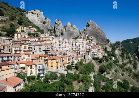 Europe, Italie, Basilicate, Potenza, Castelmezzano, vue panoramique des célèbres Dolomites de Lucan avec le beau village de montagne de Castelmezzano Banque D'Images