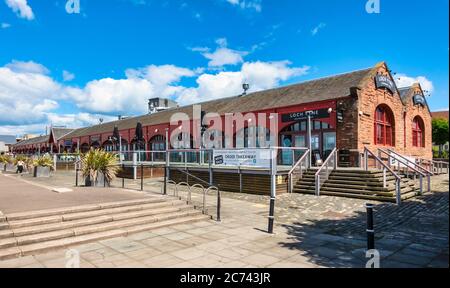 Newhaven Habour à l'extrémité ouest de Western Harbour Leith Docks Edinburgh Scotland avec le restaurant Loch Fyne et le marché aux poissons Banque D'Images