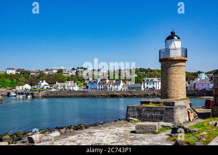 Zone portuaire dans la petite ville de Portpatrick à Dumfries et Galloway Écosse avec phare à l'entrée Banque D'Images