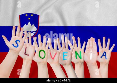 Slovénie inscription sur les mains des enfants sur fond de drapeau de la Slovénie. Banque D'Images