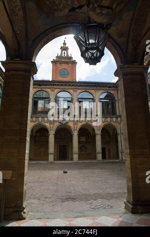 Europe, Italie, Émilie-Romagne, Bologne. Italie, Emilia Romagna, Bologne, Centre historique, Piazza Galvani, palais Archiginnasio architecte Antonio Morandi a déclaré qu'il Terribilia datant du XVIe siècle bâtiment gothique converti en 1803 bibliothèque municipale (Biblioteca comunale dell'Archiginnasio) Banque D'Images