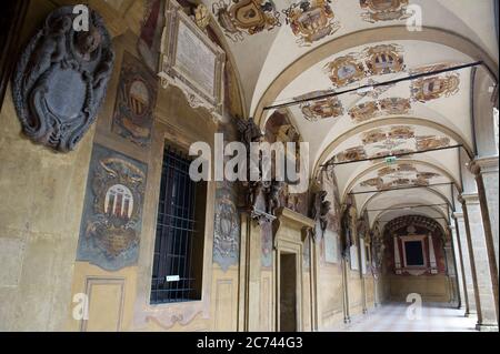 Europe, Italie, Émilie-Romagne, Bologne. Italie, Emilia Romagna, Bologne, Centre historique, Piazza Galvani, palais Archiginnasio architecte Antonio Morandi a déclaré qu'il Terribilia datant du XVIe siècle bâtiment gothique converti en 1803 bibliothèque municipale (Biblioteca comunale dell'Archiginnasio) Banque D'Images