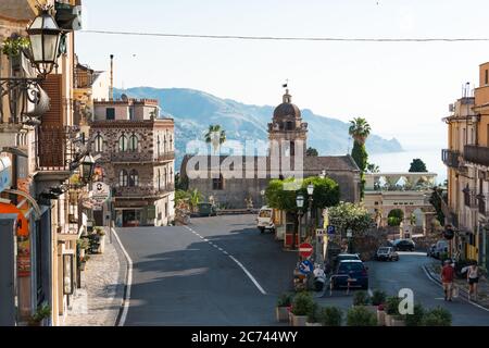 Taormina Sizilien Porta Messina am frühen Morgen noch menschenleer, später kommen die Tagestouristen an. Banque D'Images