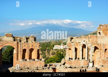Griechisches Theater von Taormina im hintergrund der Vokan Ätna, der größte Vulkan Europas Banque D'Images